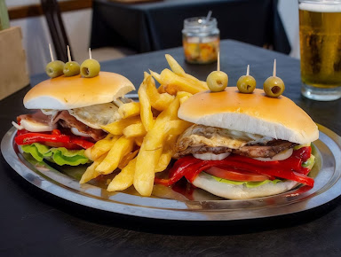 Sándwiches de la casa con papas fritas